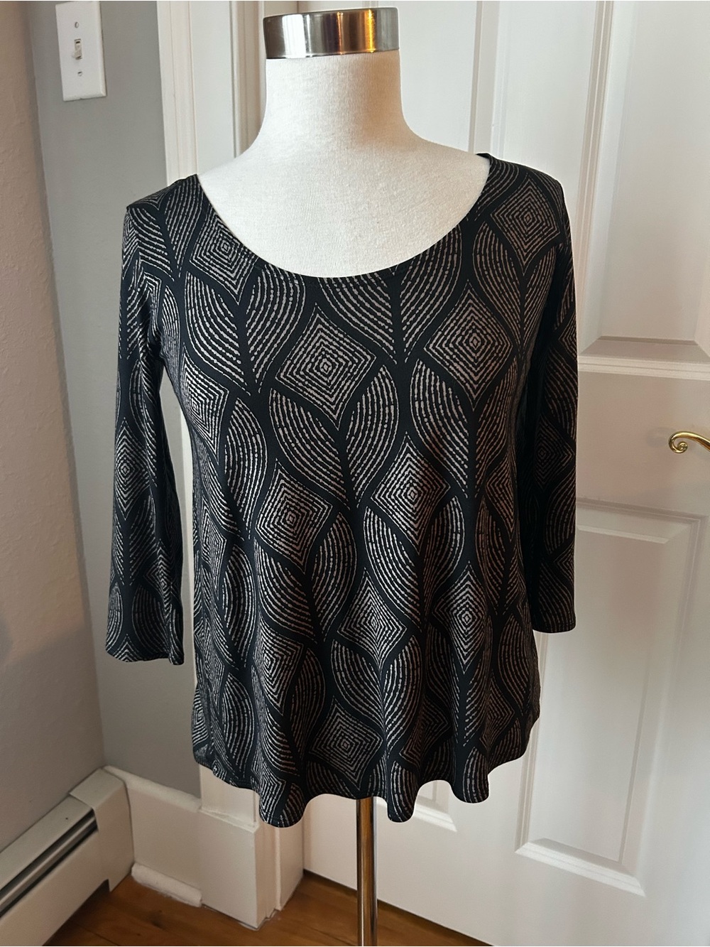 Women's Black Geometric Scoop Neck Long Sleeve Top